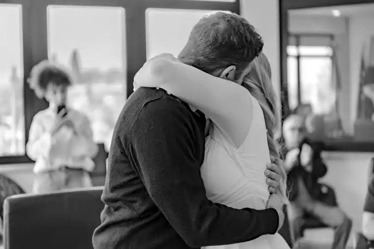 Thomas e Juline abbracciati durante il loro matrimonio
